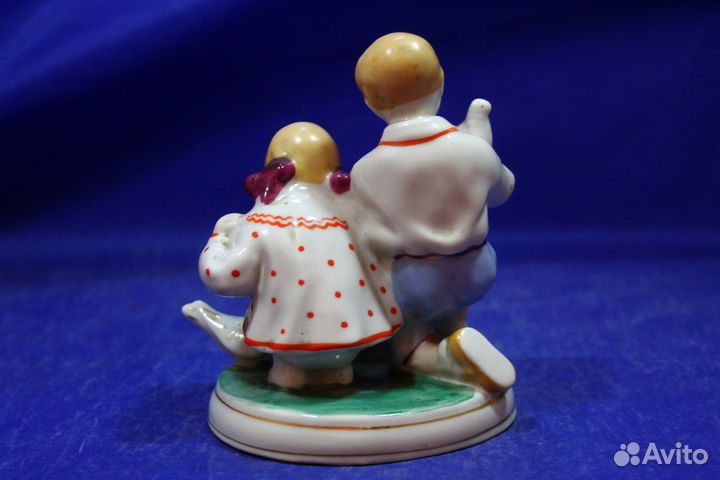 Фарфоровая статуэтка Дети кормят голубей Счастливо