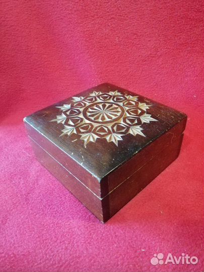 Деревянная резная шкатулка