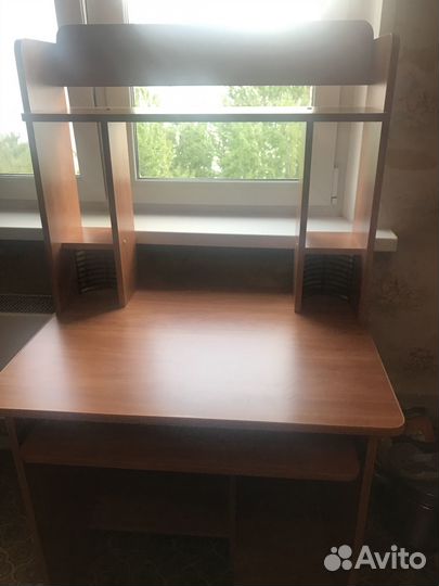 Продам компьютерный стол в отличном состоянии