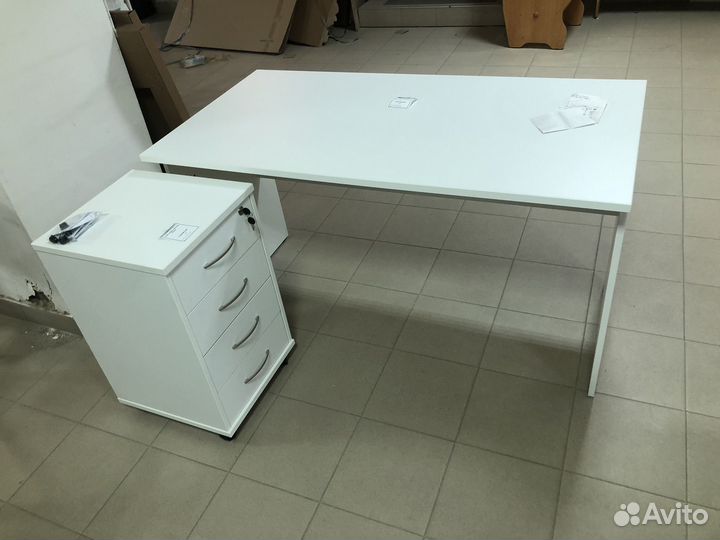 Письменные столы в ассортименте