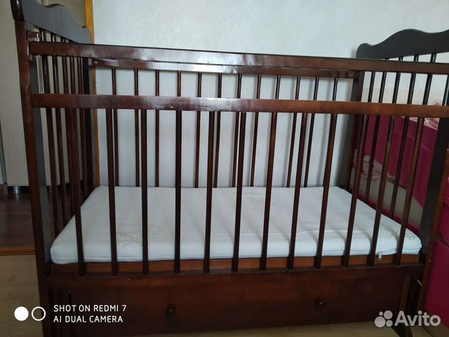 Детская кроватка с маятником