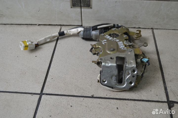 Замок двери задний левый Toyota Noah R60