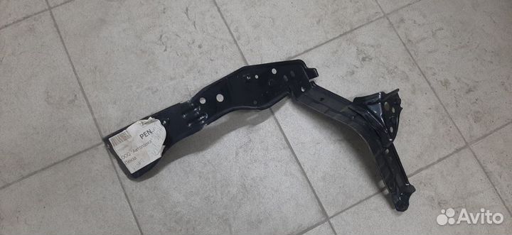 Кронштейн фары Л. Toyota Highlander II/2015