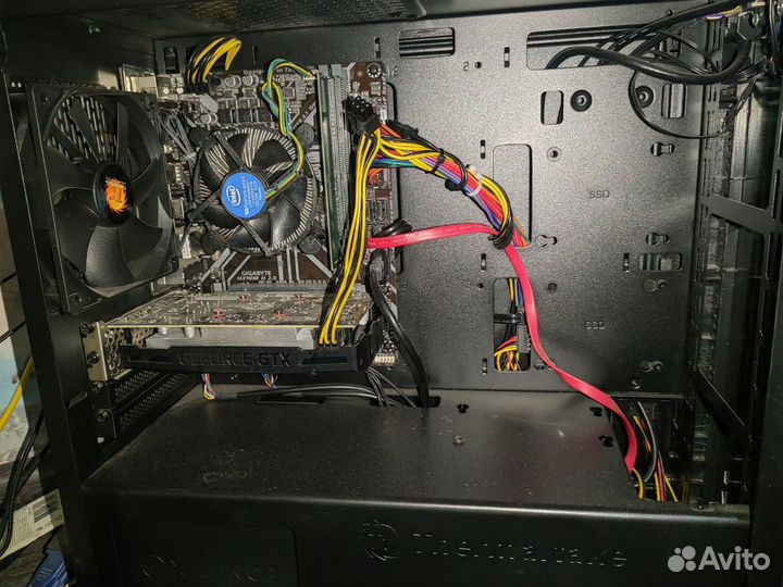 Игровой компьютер с монитором и клавиатурой