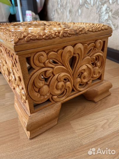 Шкатулка деревянная резная