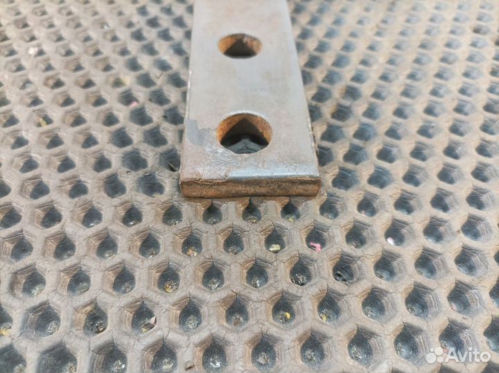 8131803 Проставка кронштейна топливного бака