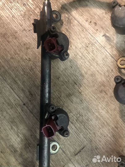 Топливная рампа VQ20DE Nissan