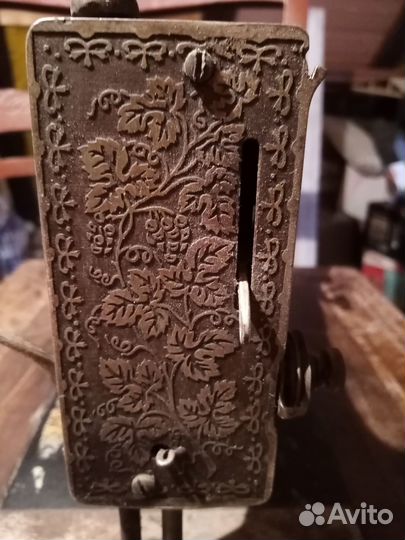 Антикварная швейная машинка Singer