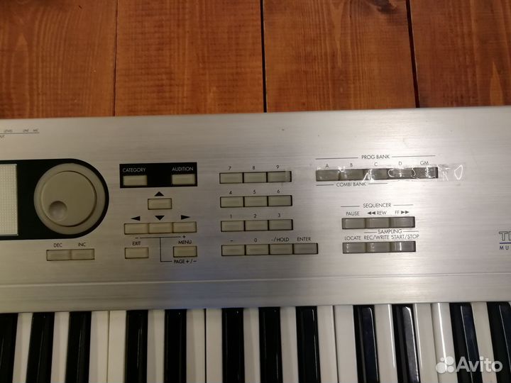 Синтезатор korg Triton Le 61