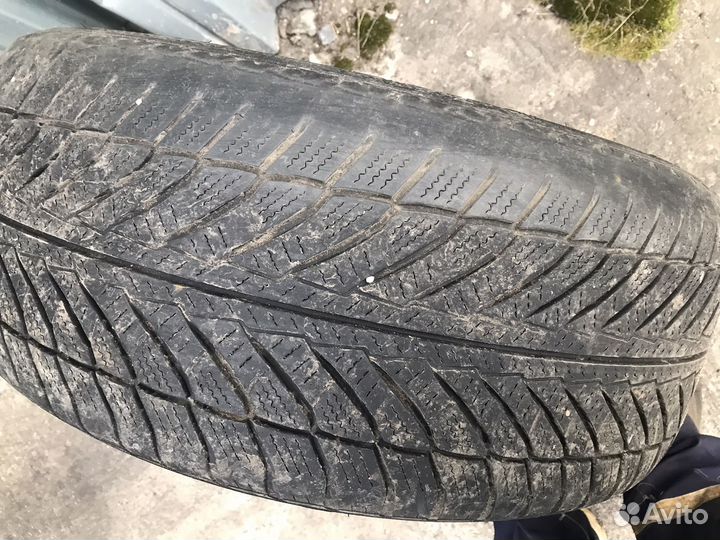 Goodyear UltraGrip 255/50 R19