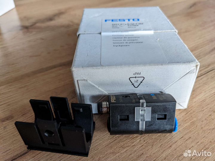Датчик Festo 527467 SDE5-D10-O-Q6E-P-M8 Фесто