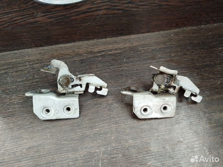 Фиксатор замка багажника Nissan bluebird HU14