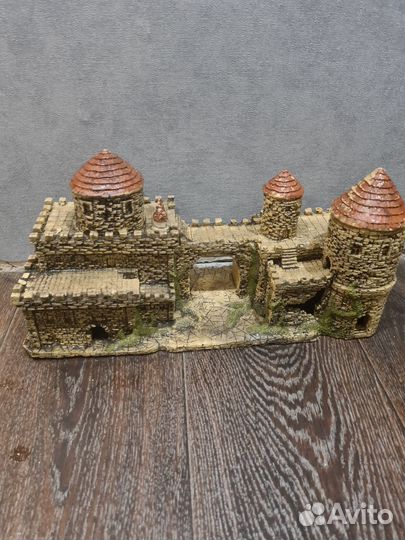 Замок в аквариум