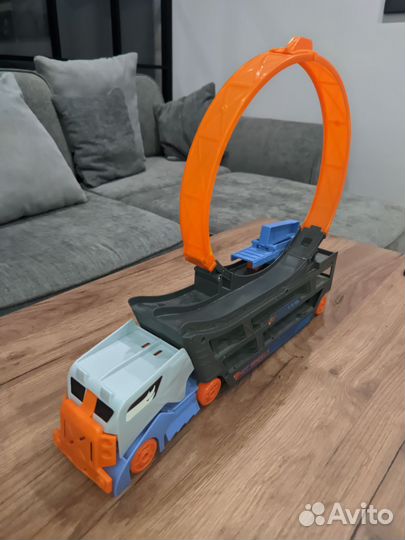 Hot wheels грузовик (автовоз) автотрек