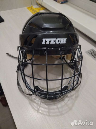 Хоккейный шлем