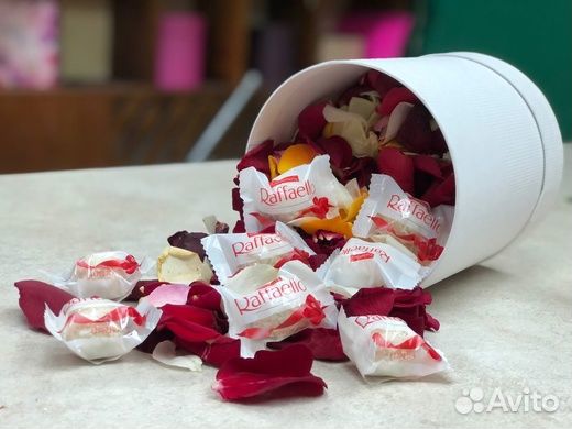 Коробка с Лепестками и Конфетами