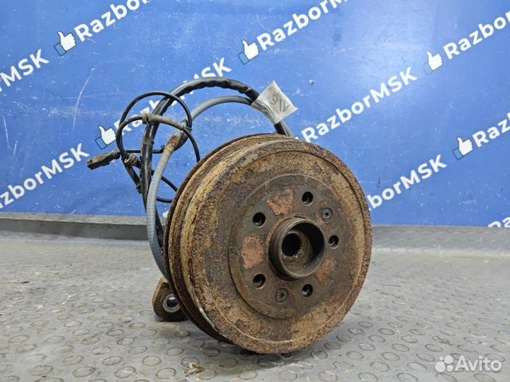 Кулак задний левый Nissan Terrano