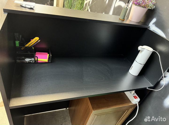 Стойка ресепшн со столом