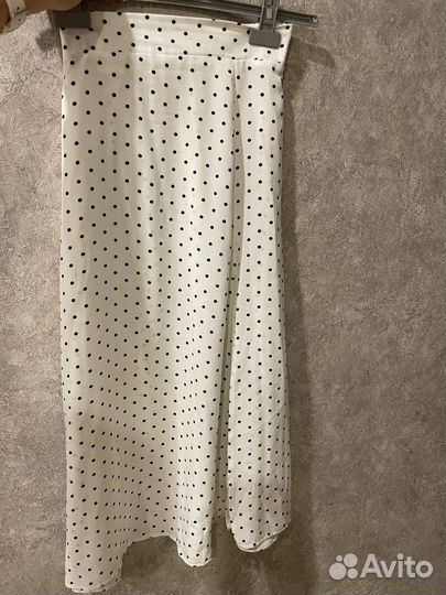 Юбка в горошек с разрезом