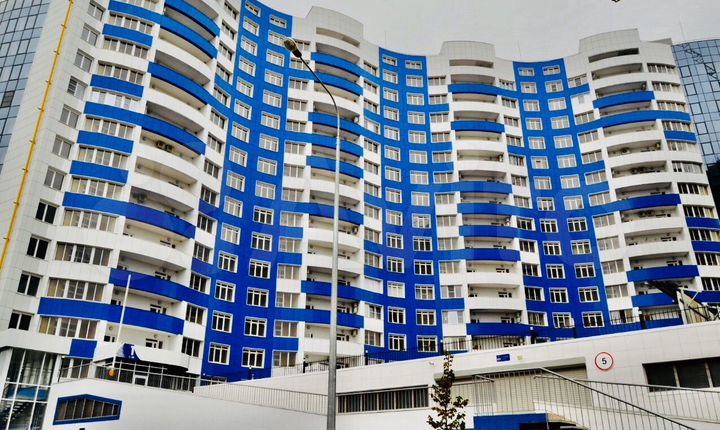 астрахань улица бехтерева 6. жк мещерский лес. бежевая новостройка с синими окнами москва. многоэтажка с балконами. многоэтажные дома.