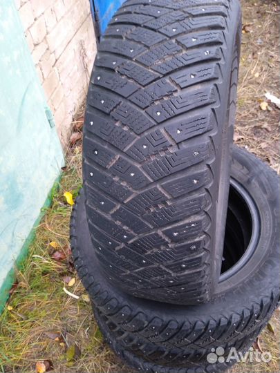 Goodyear UltraGrip 8 215/65 R16 98T