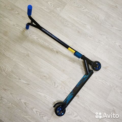 Самокат трюковый черно-синий, цветные колеса