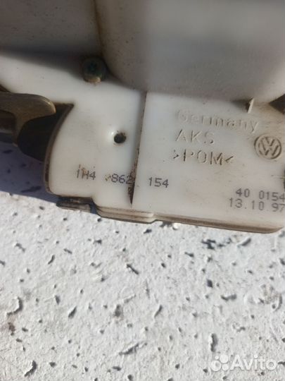 Замок двери задний правый Volkswagen Golf 3