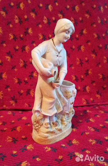 Девушка с кувшином фарфоровая фигурка