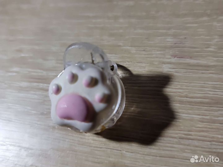 Заколка в виде лапки