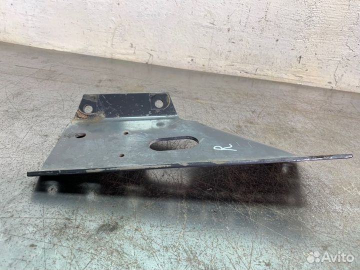 Кронштейн траверсы передний правый Scania R420 4*2