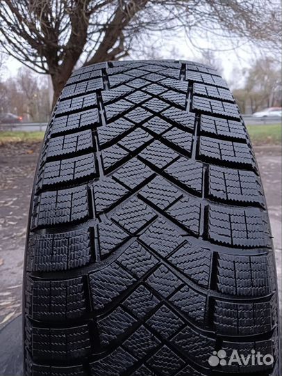 Pirelli Ice Zero FR 215/55 R18 99H
