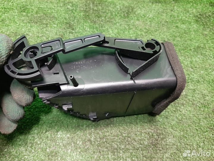 Дефлектор торпедо центральный Mitsubishi Grandis