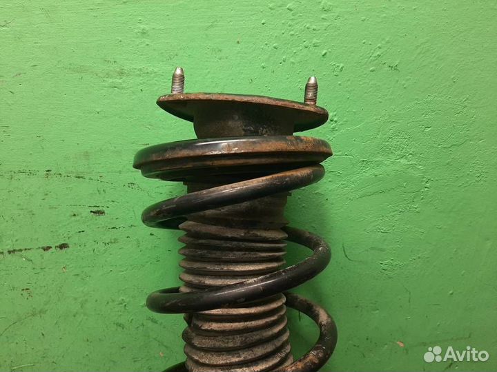 Стойка амортизатора передняя левая Suzuki Grand V