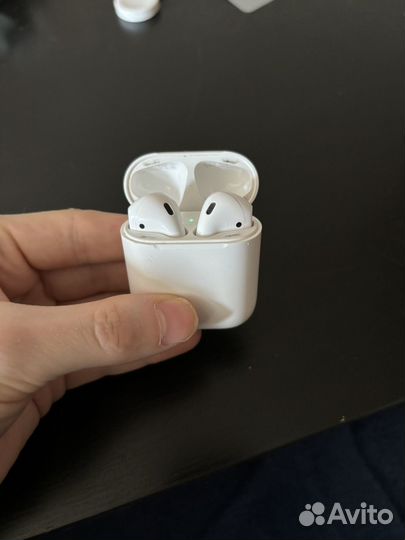 Продам AirPods 2(оригинал) с беспроводной зарядкой