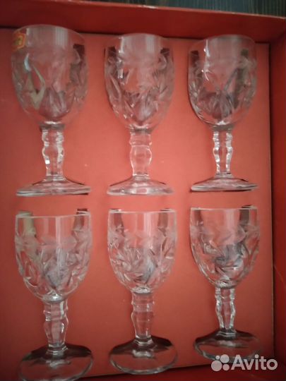 Хрустальные рюмки на ножке