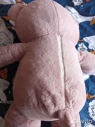 Большой плюшевый медведь