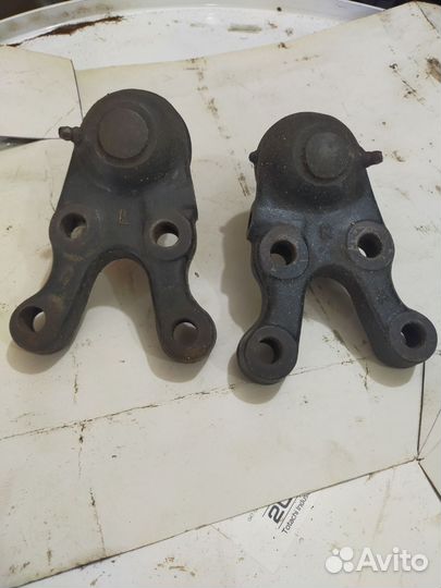 Шаровые нижние на Mitsubishi Padgero 93г