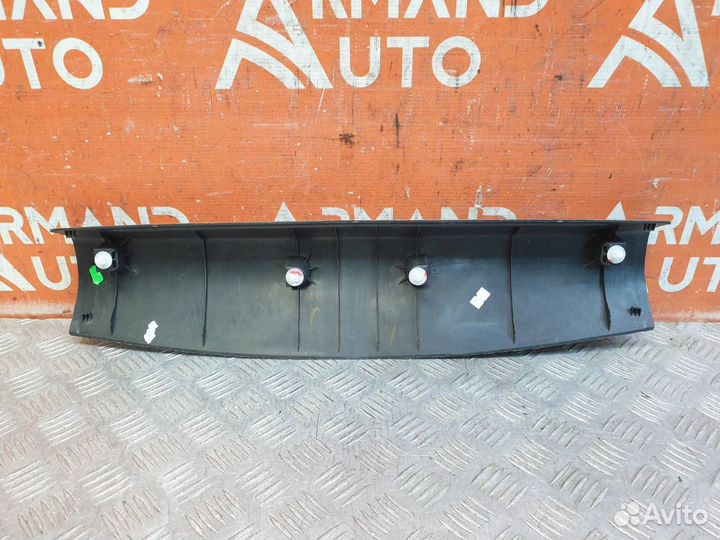 Обшивка двери багажника верхняя Mitsubishi