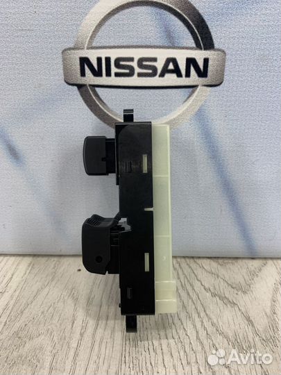 Блок кнопок стеклоподъемников Nissan note E11 Лев