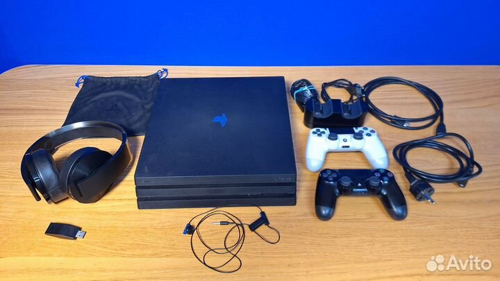 Sony PlayStation 4 Pro c VR шлемом и аксессуарами