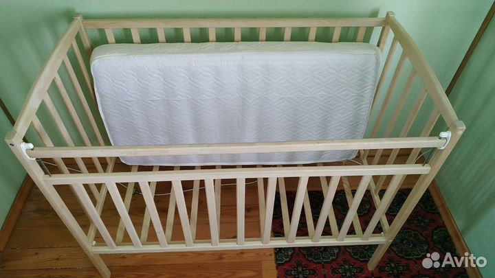 Детская кровать на колесиках