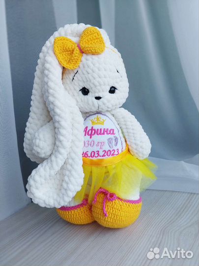 Вязаная игрушка зайка