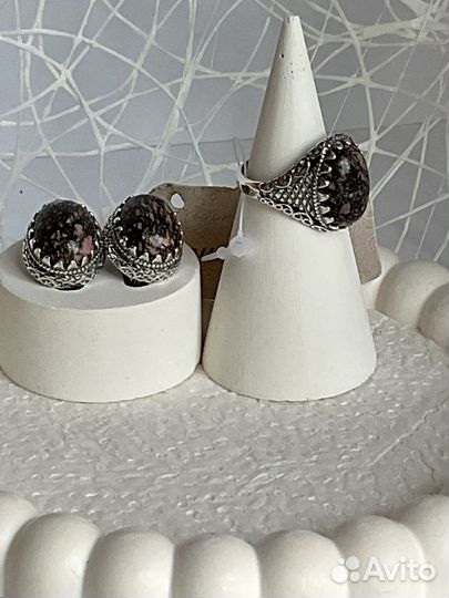 Серьги и кольцо с родонитом