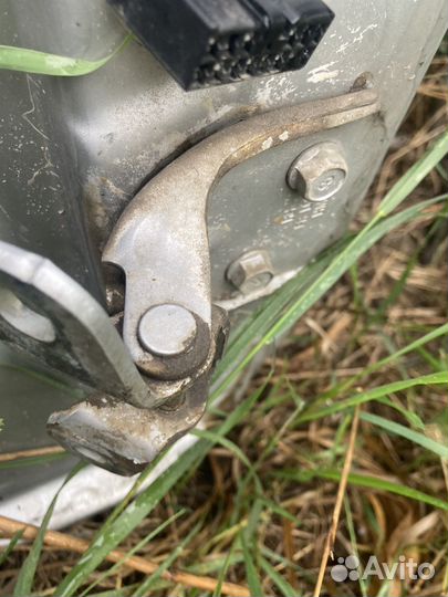 Передняя верхняя петля двери hyundai accent