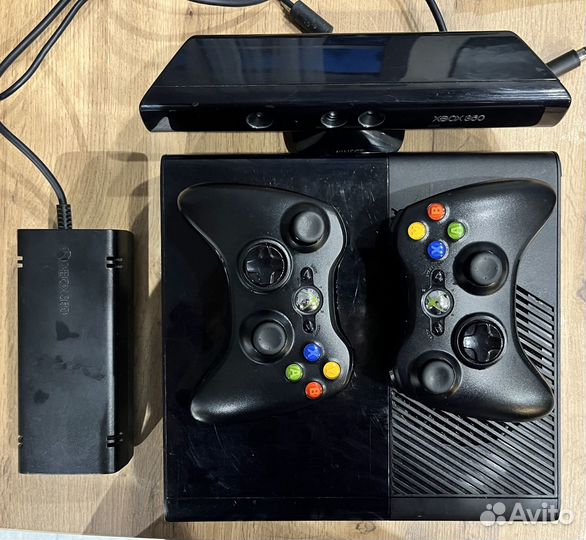 Xbox 360 e,киннект и 2 геймпада+игры