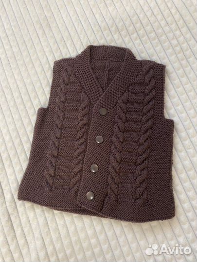 Вязаная жилетка ручной работы