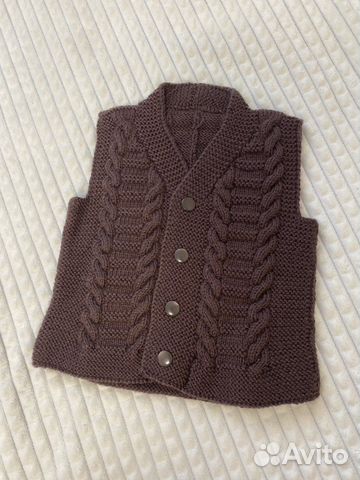 Вязаная жилетка ручной работы