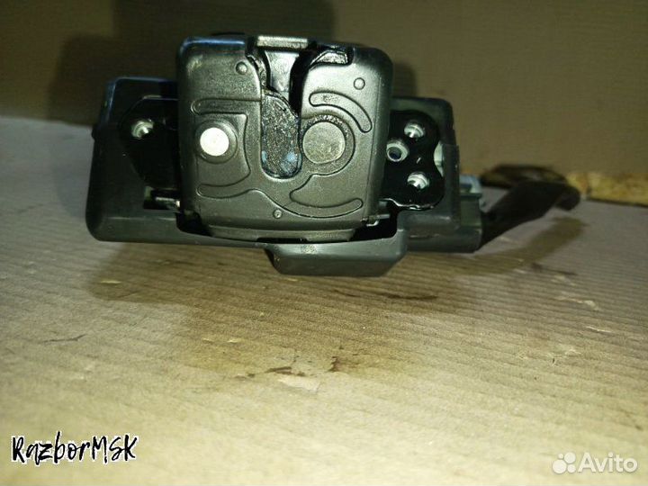 Замок крышки багажника Toyota RAV4 XA50