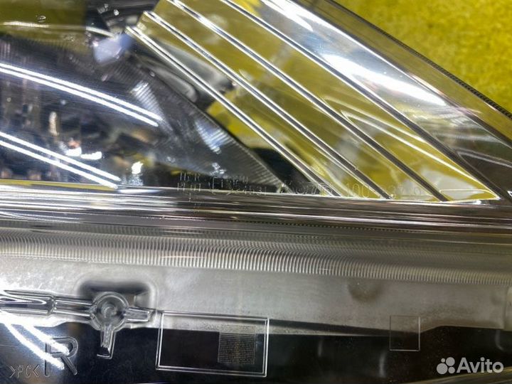 Фара передняя правая Nissan Serena