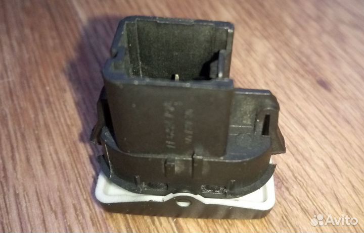 Кнопка стеклоподъемника Ford Focus 2